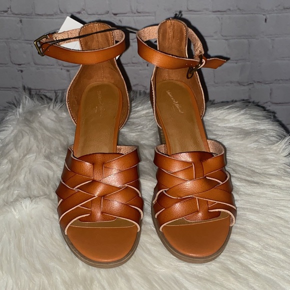 UNIVERSAL THREAD Sandals - Picture 2 of 5